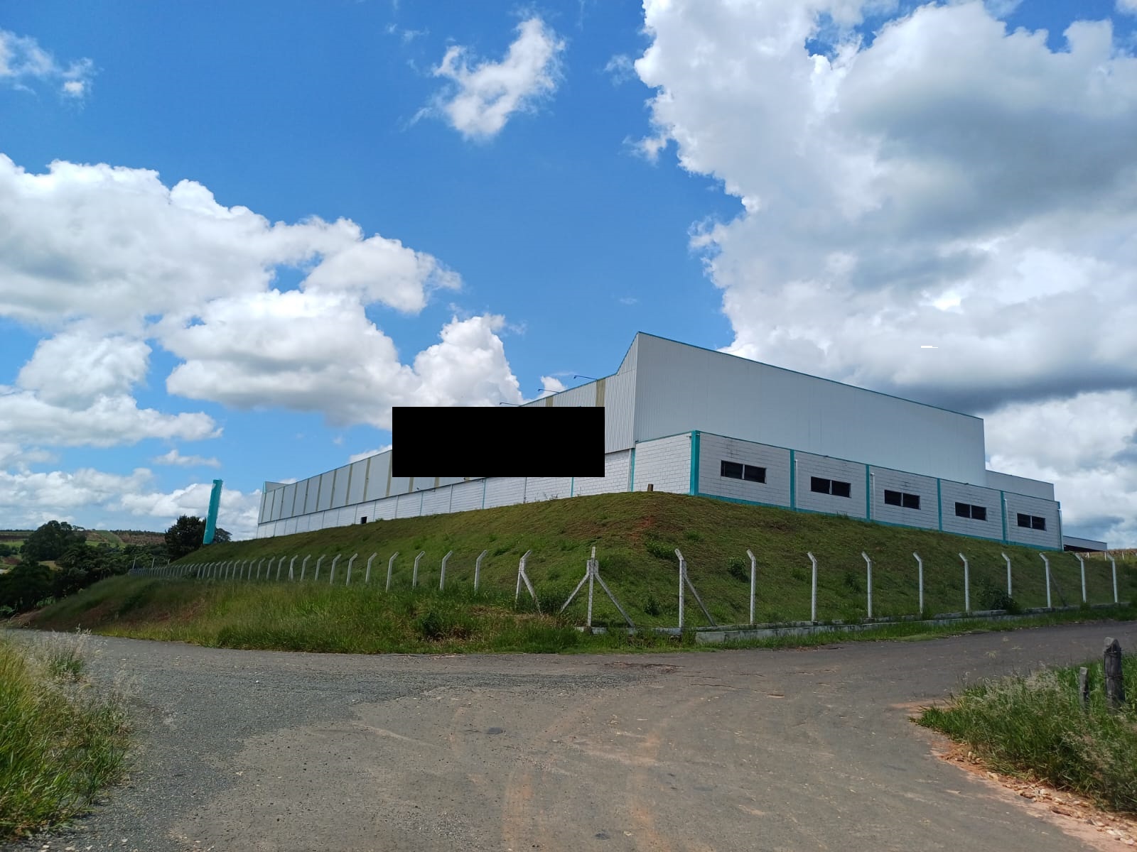 Fachada do galpão industrial em Jacutinga/MG